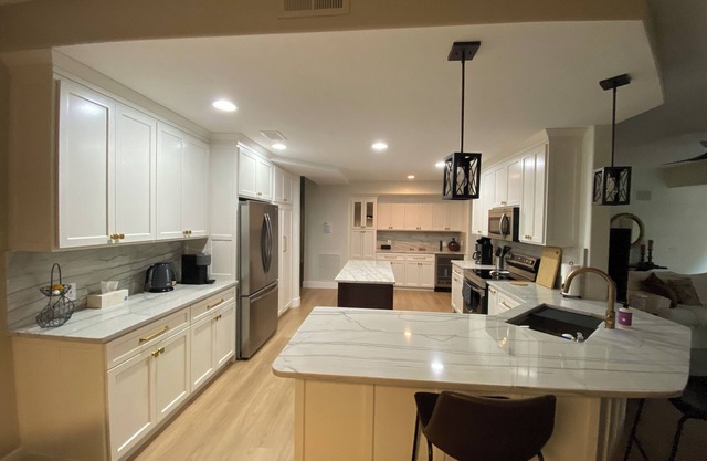 Seasonal Rental Spacious 2-bedroom condo with resort amenities