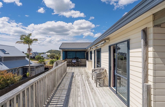 Seaspray Retreat - Matarangi Holiday Home