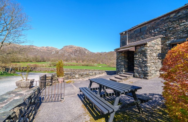 Seathwaite Lodge - 3-Bed Cottage in the Duddon Valley. Pub nextdoor