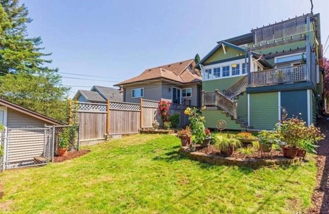 Seattle Escape in Queen Anne - Stylish Urban Retreat with a Private Deck and Stunning City Views