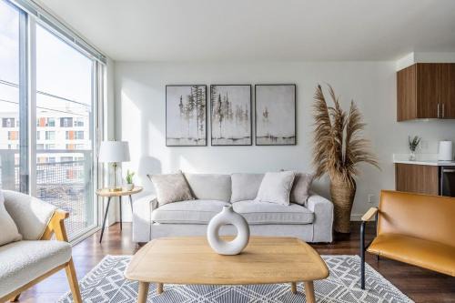 Seattle Modern and Stylish Penthouse Apartment (Wifi, Pet Friendly, Rooftop)