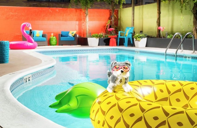 Seattle Stay w/ Welcoming Vibes | Seasonal Outdoor Pool Access, 2 Family Rooms