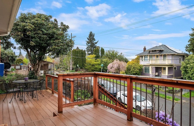 Seattle Vacation Home: Bright 3 bedroom home with updated kitchen in Columbia City