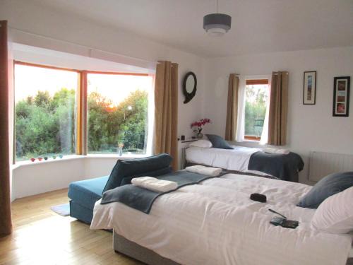 Seaview and Sunsets, Entire place, private entrance, Large Bedroom, Full kitchen and bathroom