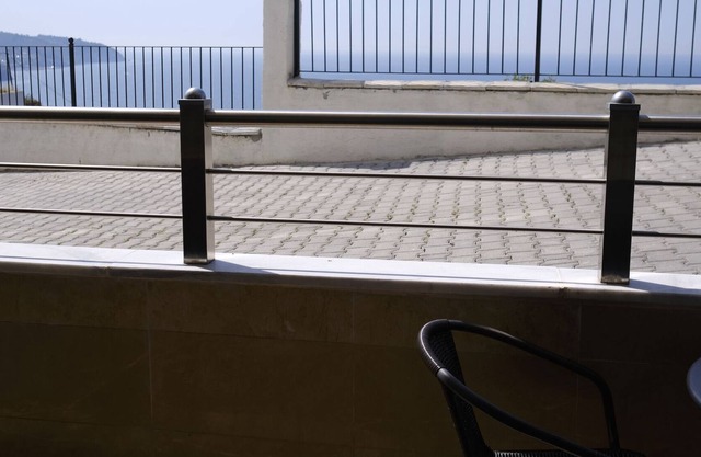 Seaview Bachelor Apartment w/Privacy, Patio, Closets — 5 minute walk to beach