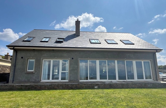 Seaview Cottage - Bright & Beautiful - Ocean Views - Walk to Beach