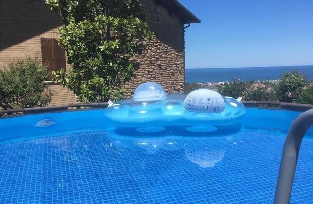 Casa con vista al mar en la cima de la colina