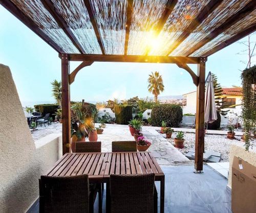 SeaView Luxury Apartment Chloraka Paphos, Pool, Smart TV 65 Inch