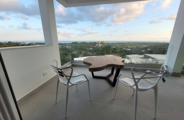 Seaview queen room with 2 shared bathrooms