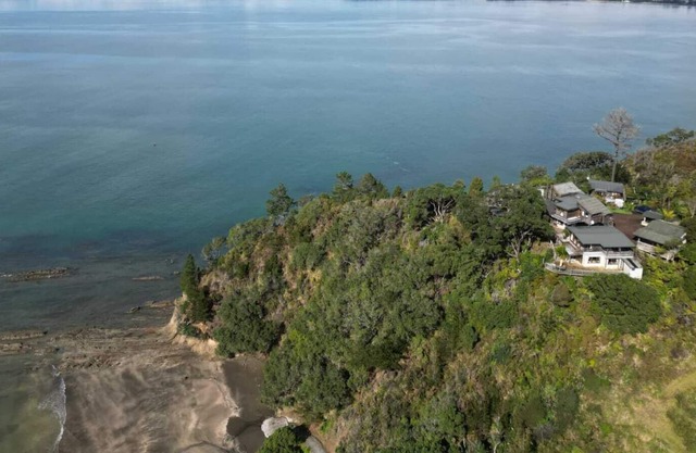 Seaview room on the cliff, only 7 minutes from Orewa town.