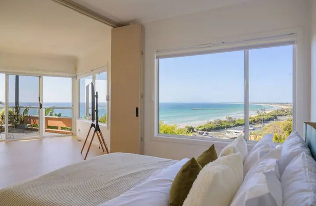 Seaview Sanctuary at the Beach- Watch city skyline and beach from everyroom