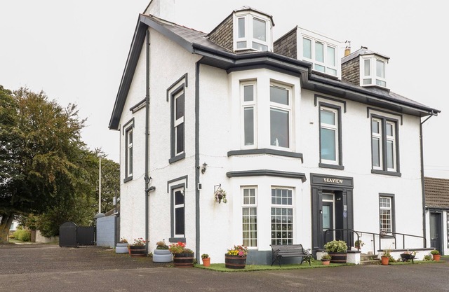 SEAVIEW WELLNESS RETREAT, pet friendly, with hot tub in Carnoustie