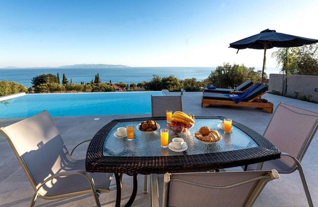 Seaviews, new pool, close to Lourdas' amenities