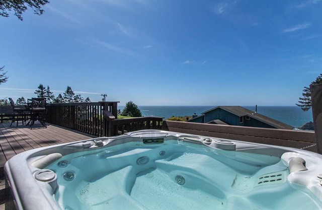 ¡Nuevo! Seawood Vista ~ Vistas únicas al mar con bañera de hidromasaje en más de un acre.