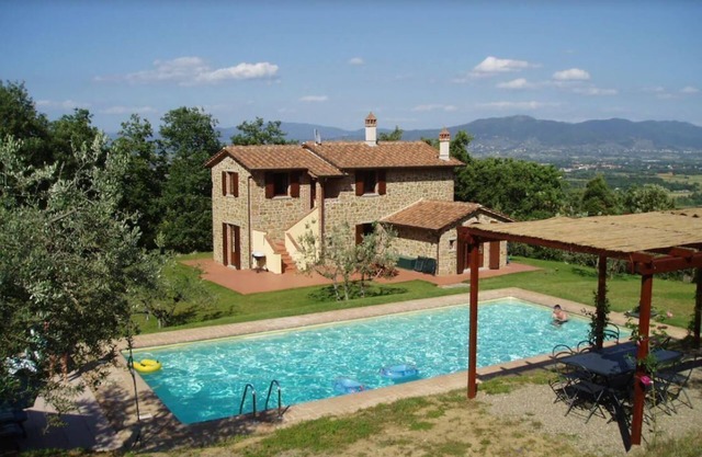 Secluded Villa, private heated Pool, Wi-fi and TV. Secure Payment