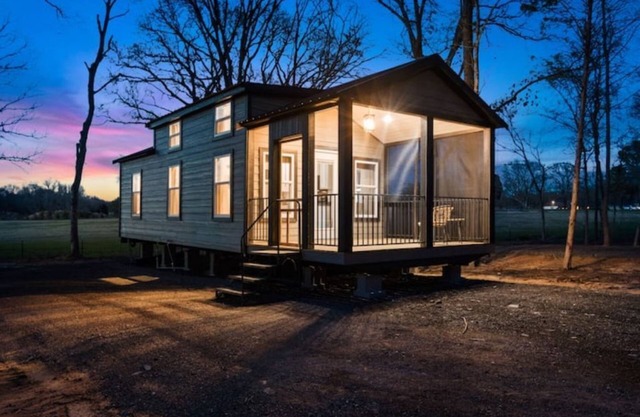 Secluded 2-bedroom tiny home, gated with dog park