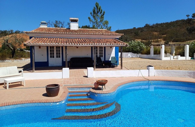 Casa de campo aislada de 2 dormitorios con piscina privada en el campo de senderismo