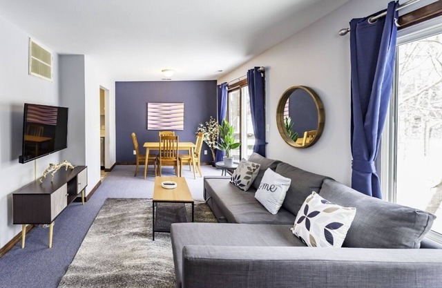 Aislado 2BR Loft - ¡A minutos del centro de AA!