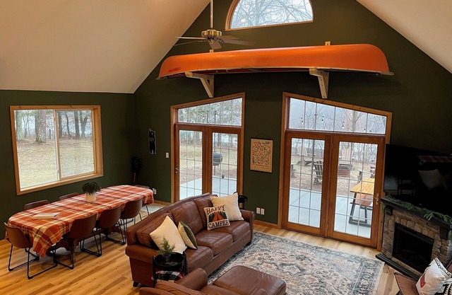 Secluded 3-bedroom cabin on the Chippewa River near Ladysmith, WI with WiFi, AC