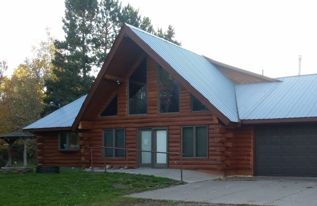 Casa aislada Log Lodge de 3 dormitorios con senderos y un lago privado y un estanque