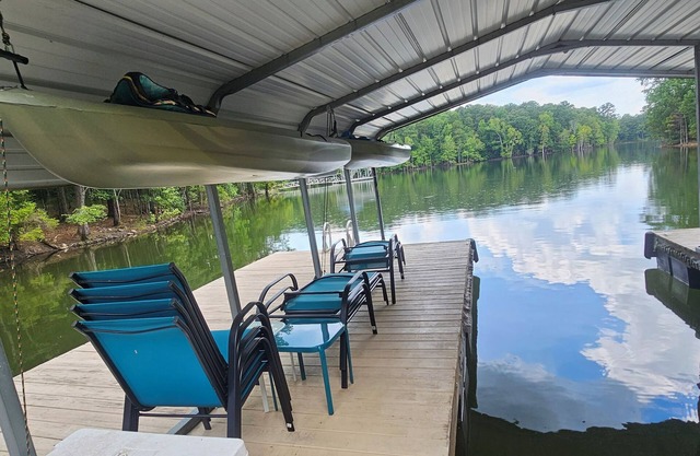 Secluded 3 bedroom retreat on Lake Thurmond/Hill with a private dock.