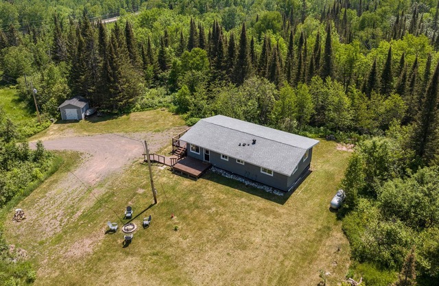 Secluded 3 BR cabin with deck near Grand Marais and Lutsen! Pets are welcome!