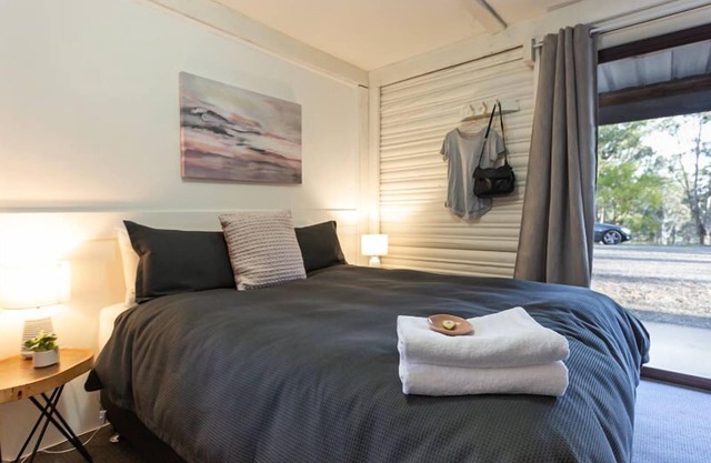 Secluded 3BR Cabin in Palmers Lane Estate with Pool, Tennis, walk to Cellardoors