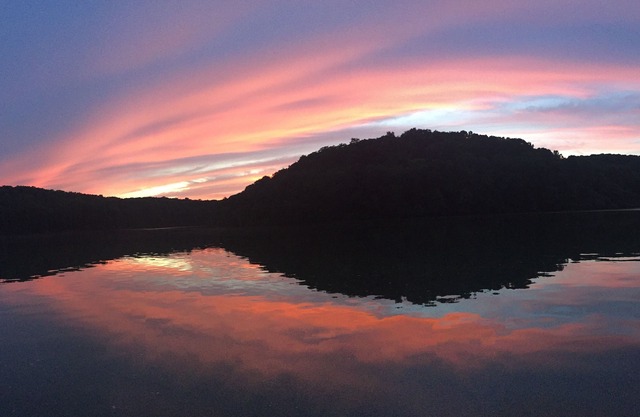 Aislado rancho de ladrillos de 5 BR con una vista panorámica del lago a través de los árboles