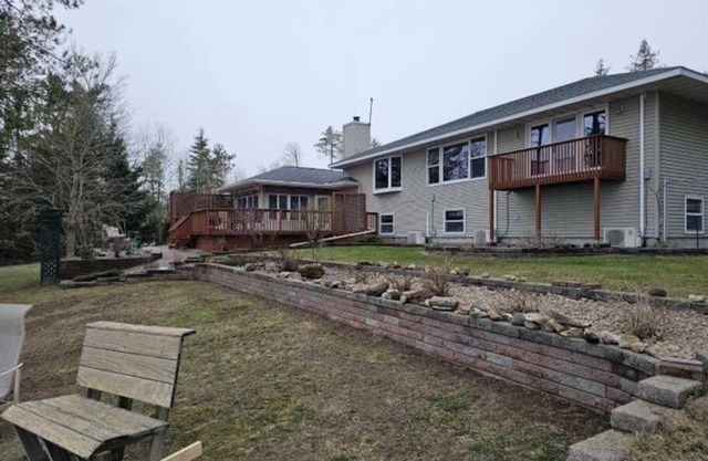 Secluded 6-bedroom Lake House
