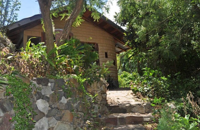 Casa aislada de adobe, tierra y madera.