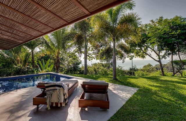 Villa aislada y lujosa con piscina privada. Increíbles vistas a la selva y al mar.