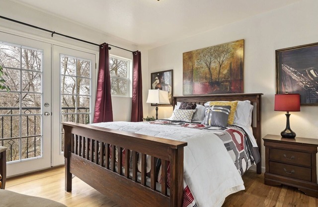 Secluded and Quiet on Wooded Lot w/ Stream 30 min to Resorts 6