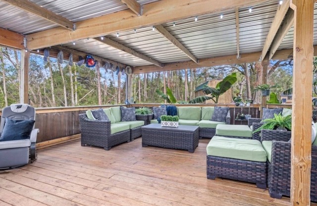 Secluded and very unique OFF grid country home, 15 springs within an hour.