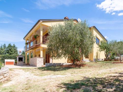 Secluded Apartment in Poreč with Garden