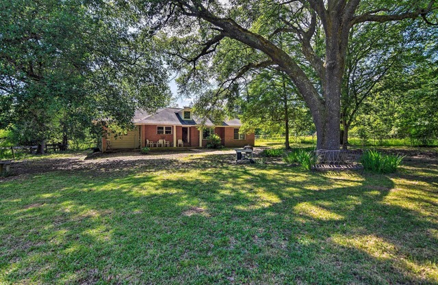 ¡NUEVO! Aislado Baton Rouge Area Hideaway w / Lawn!