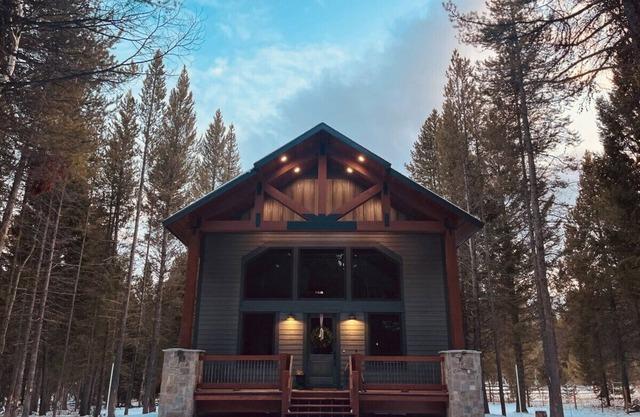 Secluded brand new build close to Yellowstone with hot tub - Black Bear Lodge