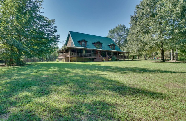 Secluded Broken Bow Cabin w/ Fire Pit and Deck!