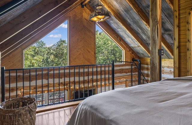Secluded cabin getaway on 40 wooded acres! - 45 mins from South Tulsa