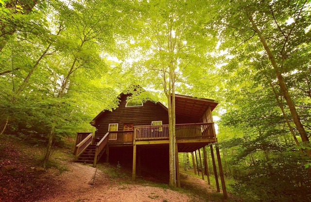 Secluded cabin in Red River Gorge with a Hot Tub and wi-fi