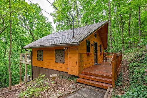 Secluded Cabin in the Woods-Hot Tub-Quiet-Fireplace-Honeymoon