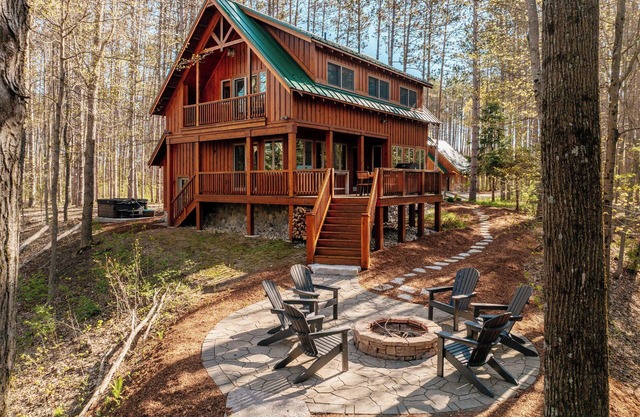 Secluded cabin on Betsie River with hot tub & firepit. Minutes to Crystal Mtn