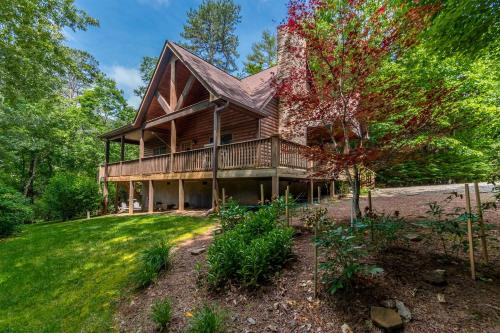 Secluded Cabin with Pool Table Nestled Amidst Georgia's Forests in Hiawassee, Georgia