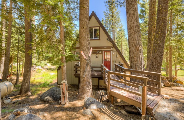 Secluded cabin with deck, WiFi, loft, W/D & gas fireplace - quiet location