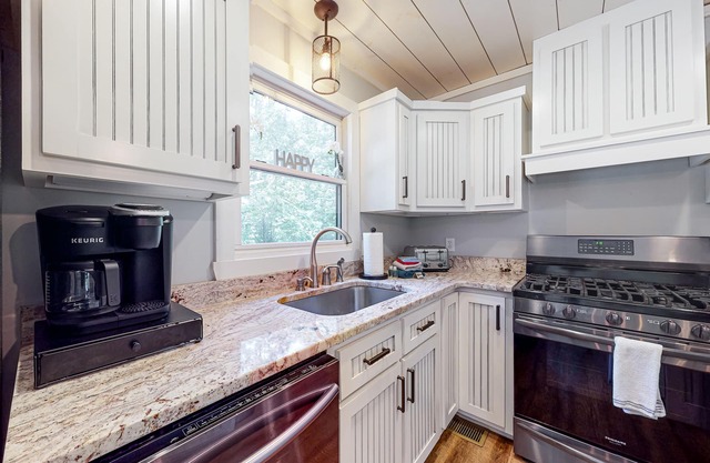 Secluded cabin with electric fireplaces, foosball table, deck, hot tub& firepit