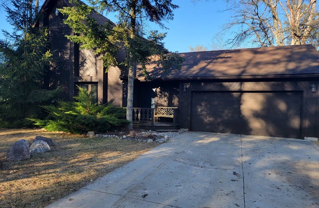 Secluded chalet in the woods overlooking a huge pond only 5 minutes to town.