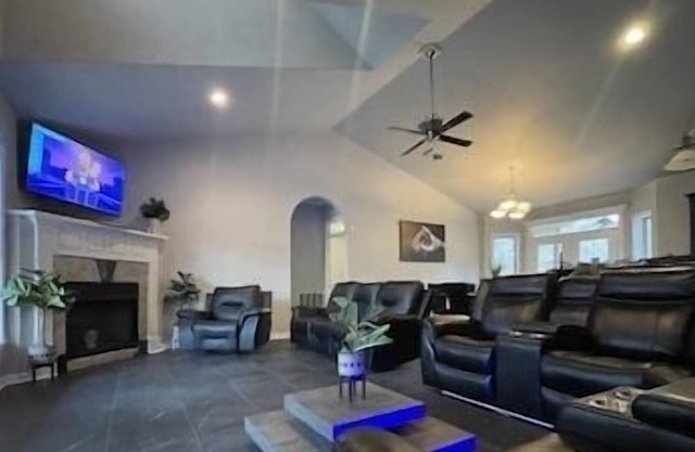 Secluded~Close to Lakes~ 4 Acres~Pool/Hot Tub