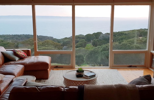 Escape de la isla Canguro con vistas panorámicas sobre la costa y los matorrales