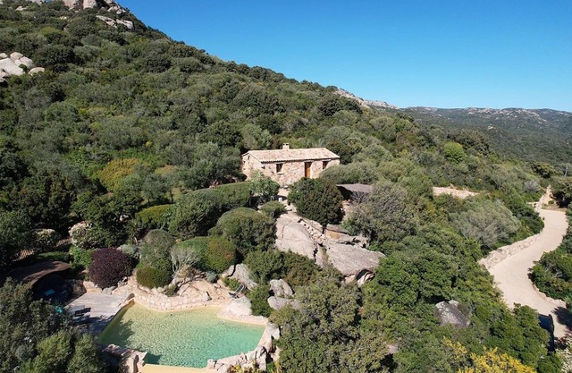 Secluded, contemporary sheepfold for 2, nestled on a hillside with swimming pool.