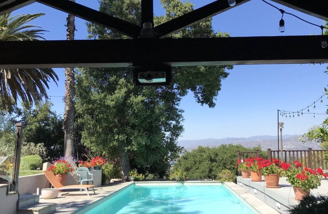 Secluded cottage Hollywood Hills in sunny garden