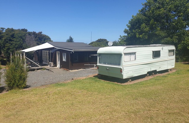 Secluded Cottage in bush and garden setting and close to the sea